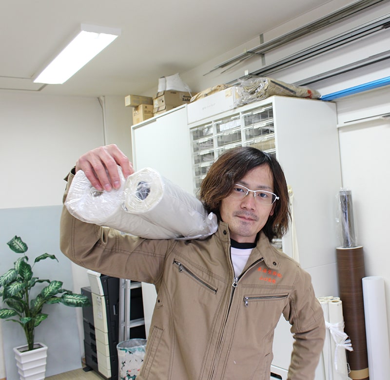 内装工事のクロス貼り職人