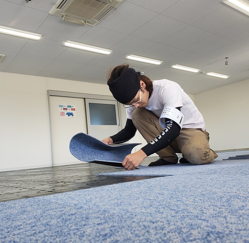 内装工事のクロス貼り